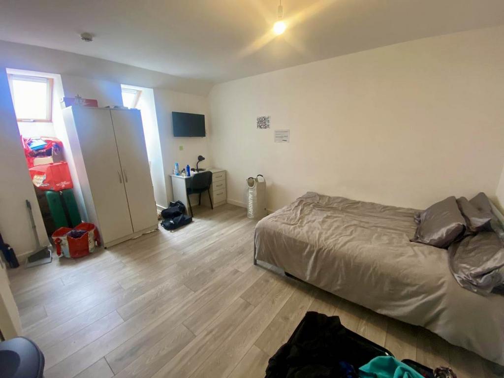 Twizzle Lodge, Hawthorne Avenue... 1 bed flat to rent £750 pcm (£173 pw)