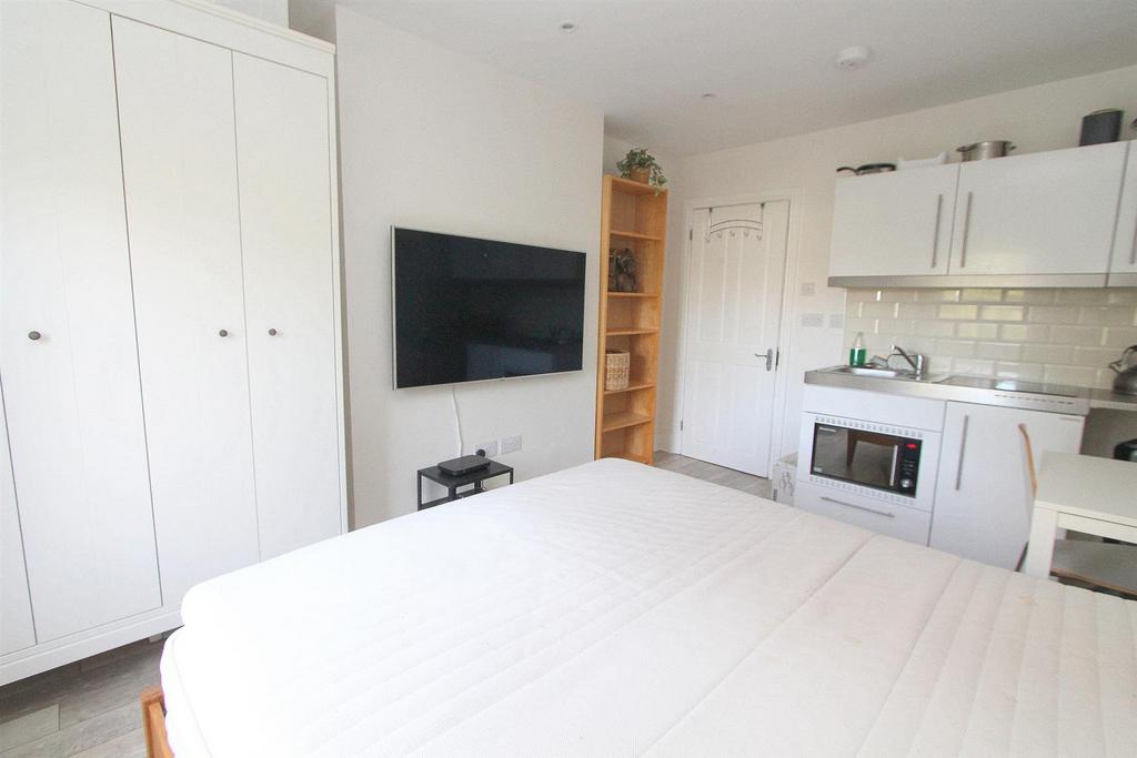 Bedroom b.jpg