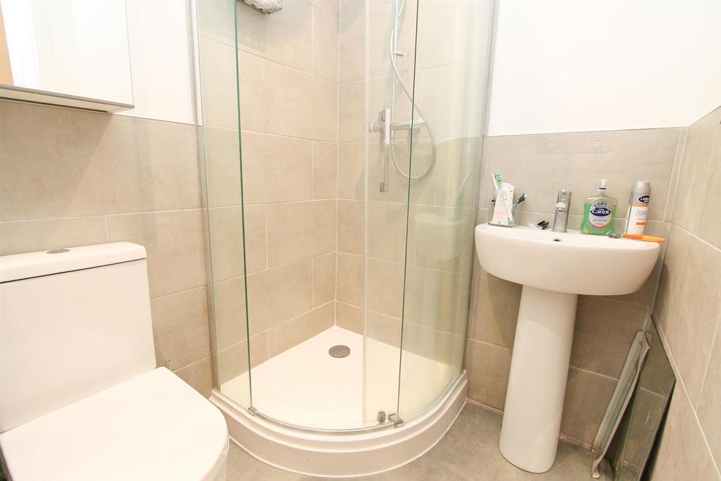 G floor ensuite.jpg