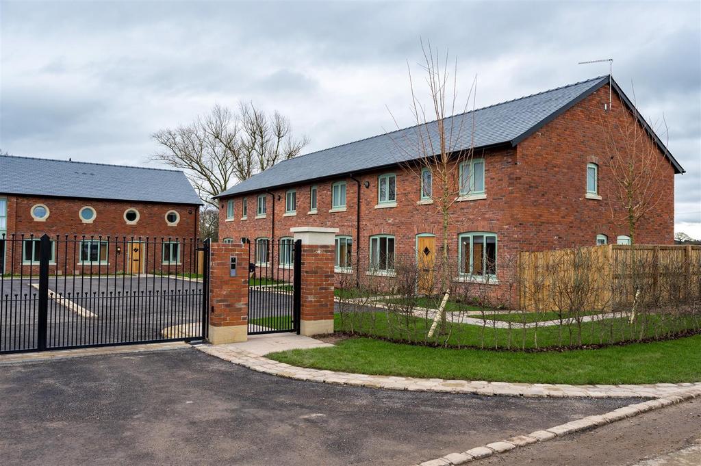 Crouchley Lane, Lymm WA13 4 bed end of terrace house to rent £2,850