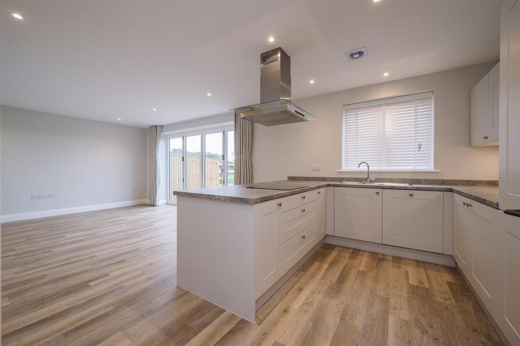 Crouchley Lane, Lymm WA13 4 bed end of terrace house to rent £2,850