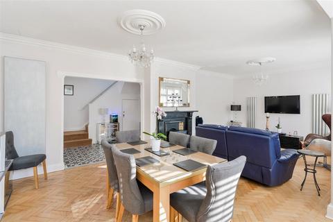 8 Barons Hurst, Epsom, KT18 7DU
