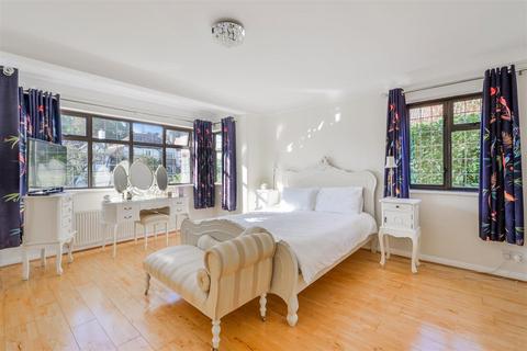 8 Barons Hurst, Epsom, KT18 7DU