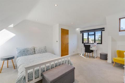 8 Barons Hurst, Epsom, KT18 7DU