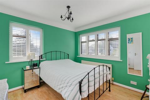8 Barons Hurst, Epsom, KT18 7DU
