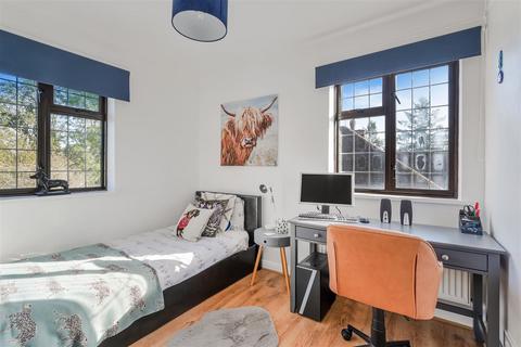 8 Barons Hurst, Epsom, KT18 7DU