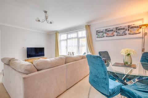 2 bedroom flat for sale, Wycombe View, Flackwell Heath, HP10