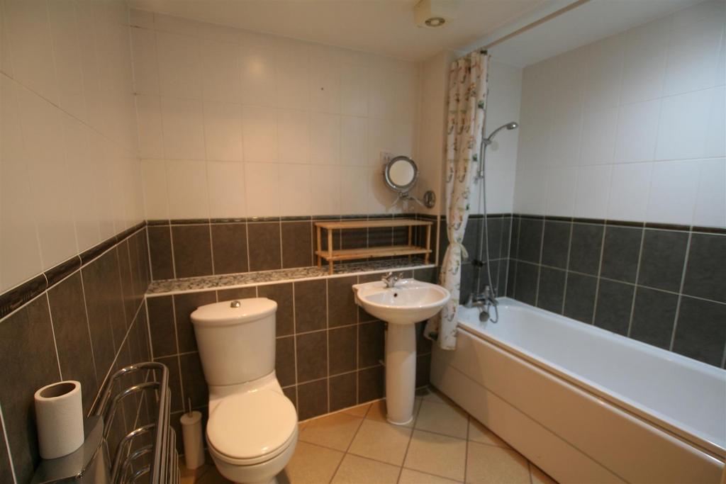 Stwulstanscourt,17bathroom.JPG