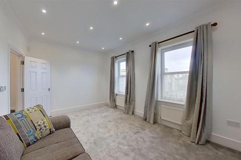 2 bedroom flat to rent, Merton Road, London