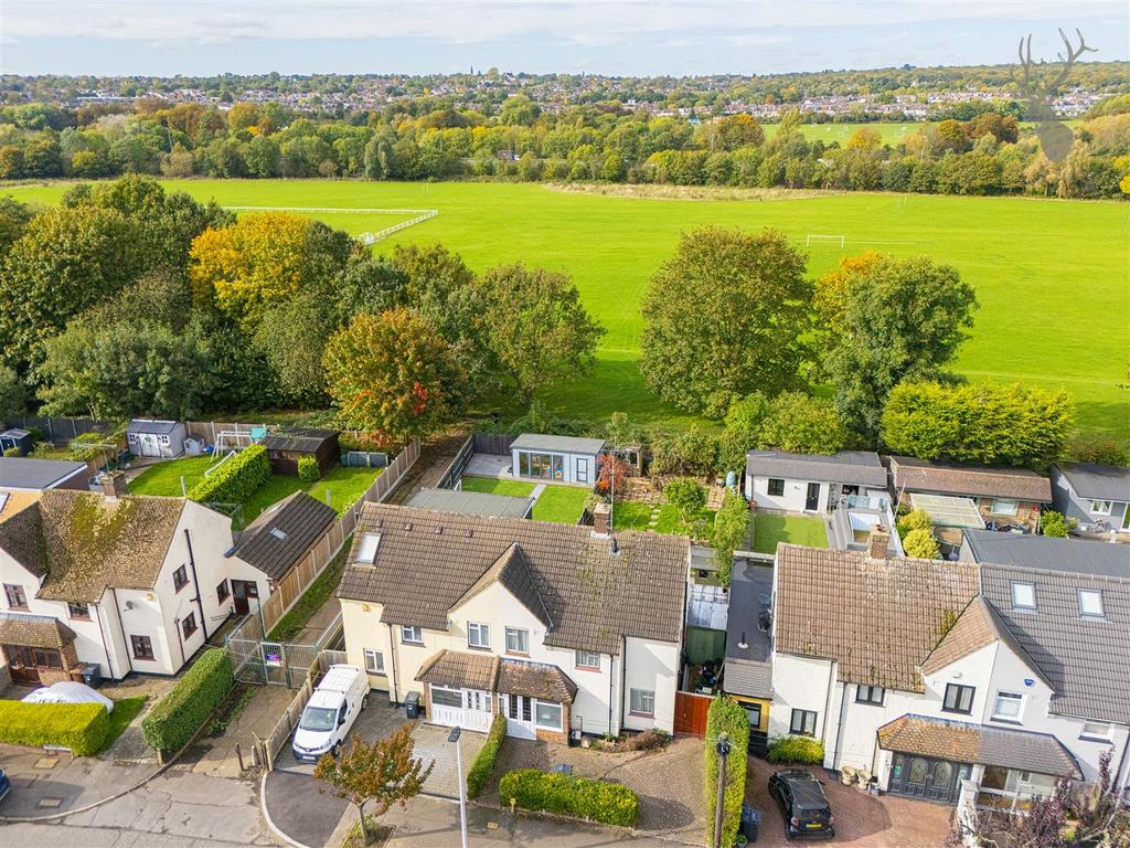 Waltham Road, Woodford Green IG8 3 bed semidetached house for sale £