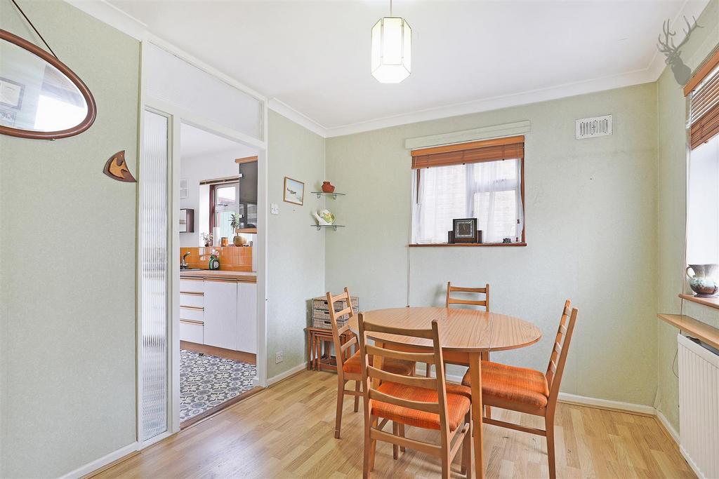 Waltham Road, Woodford Green IG8 3 bed semidetached house for sale £