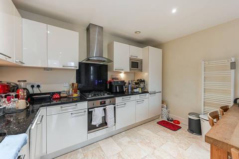 2 bedroom flat to rent, Gleneldon Road, Streatham, London, SW16