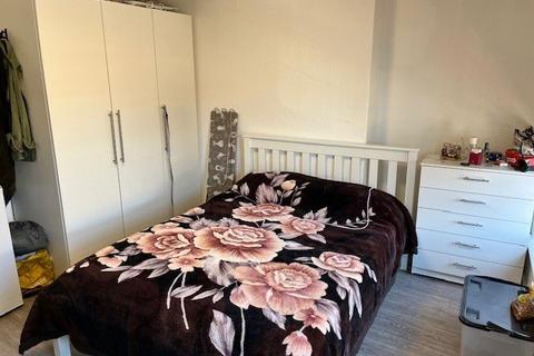 Studio to rent, New Parade, High Street UB7