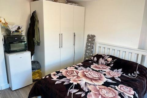 Studio to rent, New Parade, High Street UB7