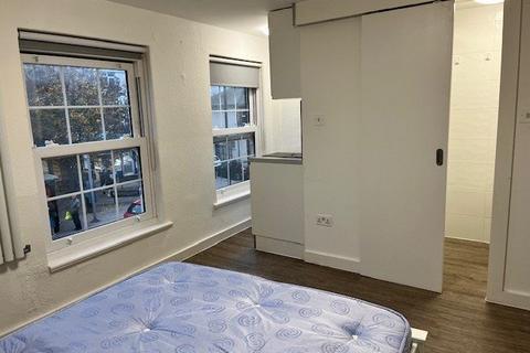 Studio to rent, New Parade, High Street UB7