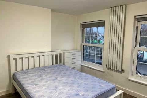 Studio to rent, New Parade, High Street UB7