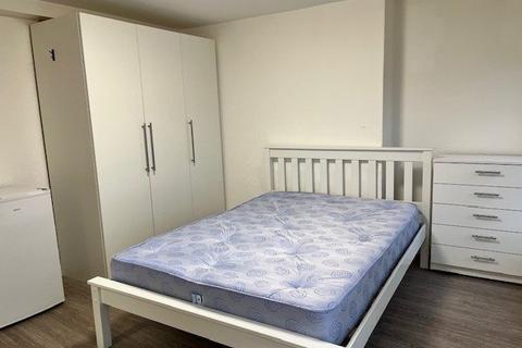 Studio to rent, New Parade, High Street UB7