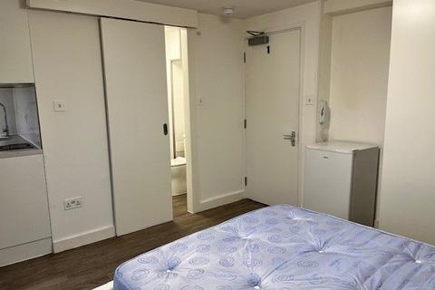 Studio to rent, New Parade, High Street UB7