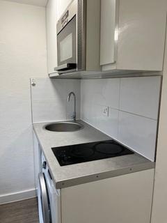 Studio to rent, New Parade, High Street UB7