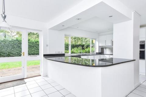 5 bedroom detached house to rent, Ince Road, Burwood Park, Walton-on-thames, Surrey, KT12