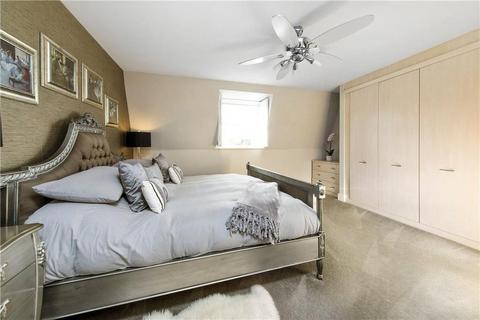 4 bedroom end of terrace house to rent, Castle Mews, Weybridge, Surrey, KT13