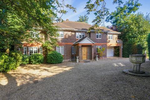 4 bedroom detached house to rent, Oakfield Glade, Weybridge, Surrey, KT13