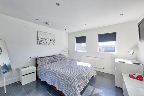 3 bedroom semi-detached house to rent, Montpelier Road, Sutton