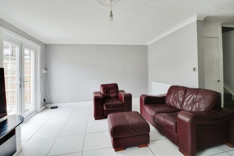 3 bedroom terraced house to rent, Moretons, Basildon, SS13