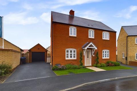 4 bedroom detached house for sale, Aintree Avenue, Towcester, NN12