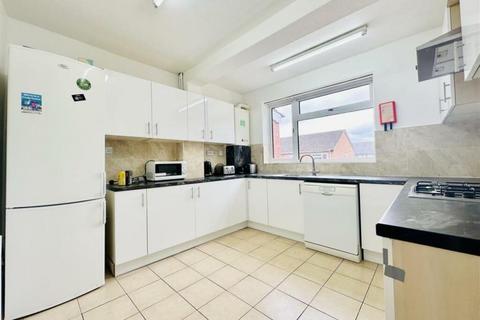 5 bedroom semi-detached house to rent, *£135pppw excl bills * Harlaxton Drive, Lenton, NG7 1JE