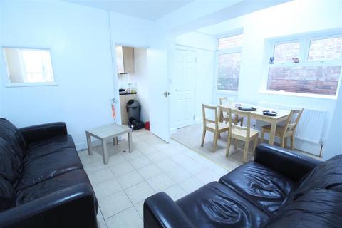 5 bedroom semi-detached house to rent, *£135pppw excl bills * Harlaxton Drive, Lenton, NG7 1JE