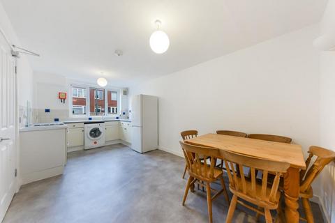 3 bedroom house to rent, St Rule Street, London, SW8