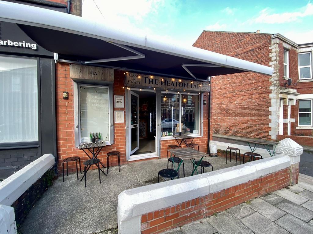 Sitting area to front