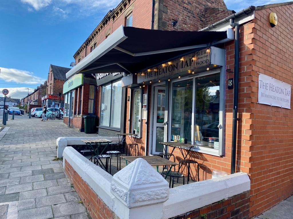 Sitting area to front