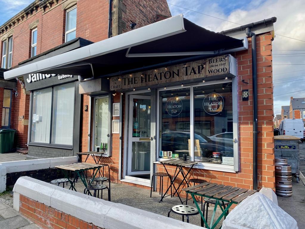 Sitting area to front