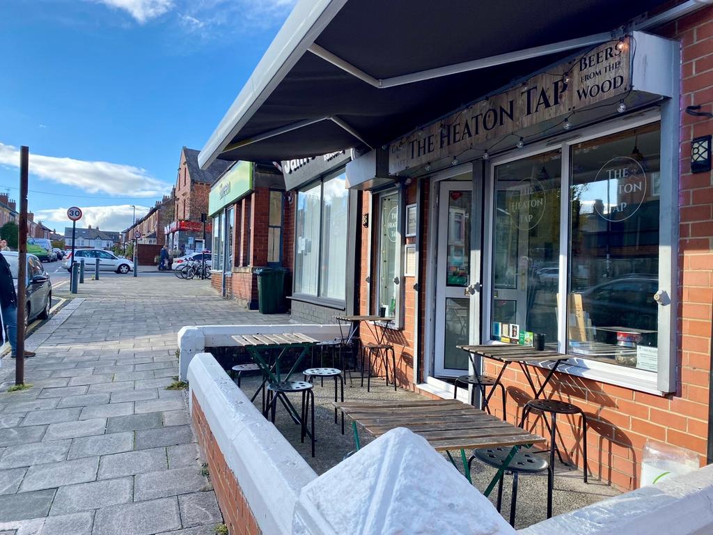 Sitting area to front