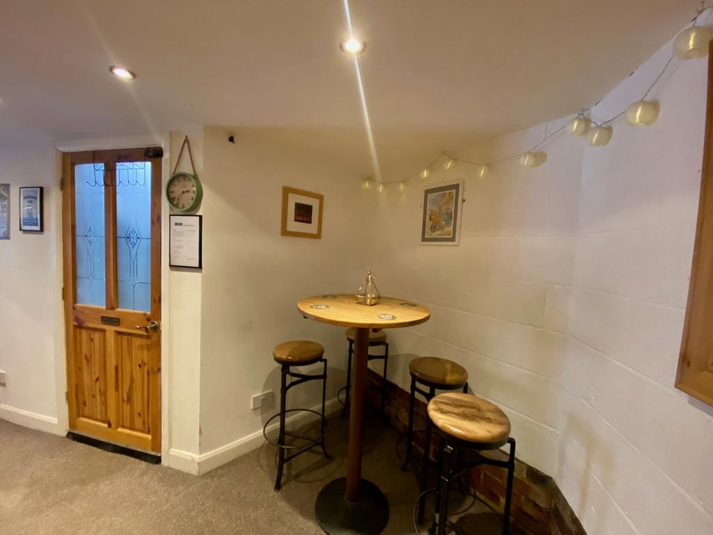 Seating area to rear