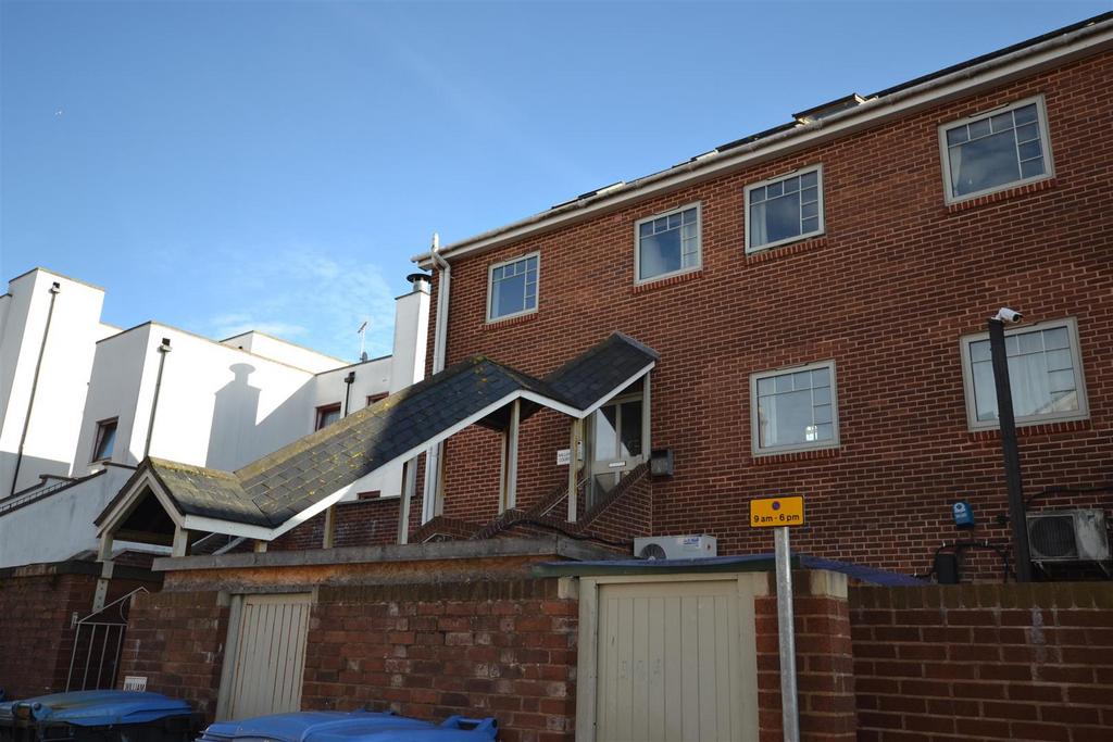 William Court, Acland Road, Exeter... 2 bed flat to rent £1,387 pcm (£320 pw)