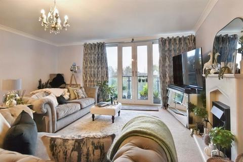 2 bedroom flat for sale, Sandling Lane, Maidstone, Kent, ME14 2NY