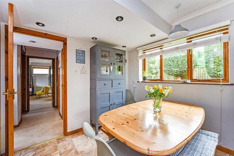 2b Hazelbank Close, Liphook, GU30 7BY