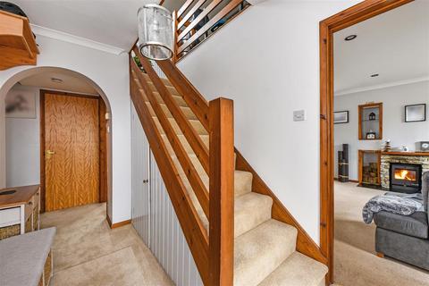 2b Hazelbank Close, Liphook, GU30 7BY