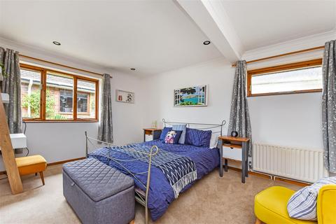 2b Hazelbank Close, Liphook, GU30 7BY