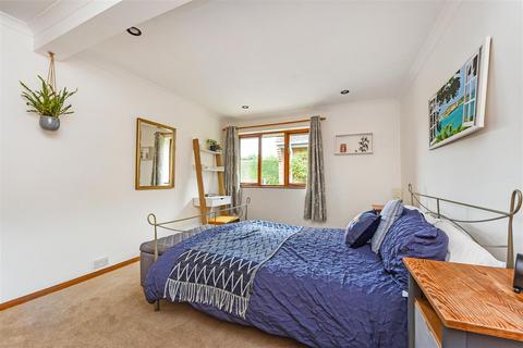2b Hazelbank Close, Liphook, GU30 7BY