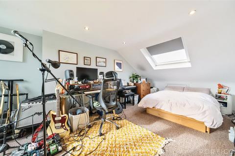 3 bedroom maisonette for sale, Harlescott Road, London