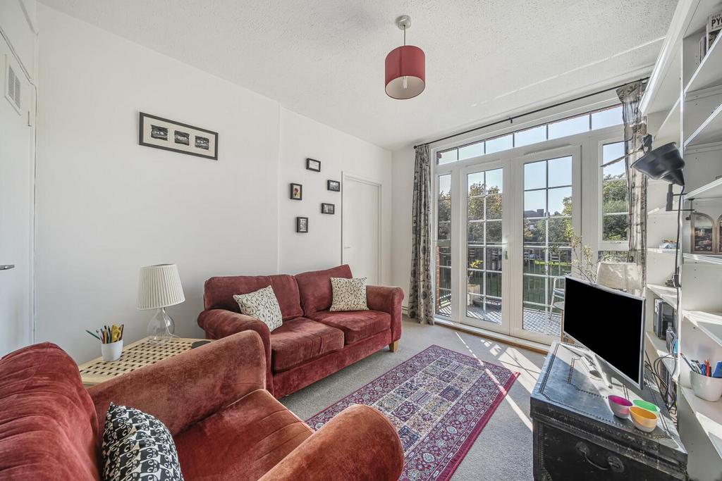 Tilson Gardens, Brixton, London, SW2 2 bed flat - £375,000