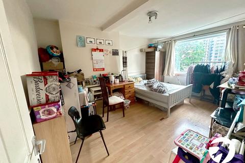 3 bedroom flat for sale, Lewisham Road, London, SE13