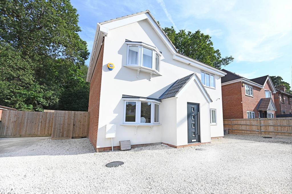 Burgess Road, Southampton SO16 4 bed detached house for sale £549,950
