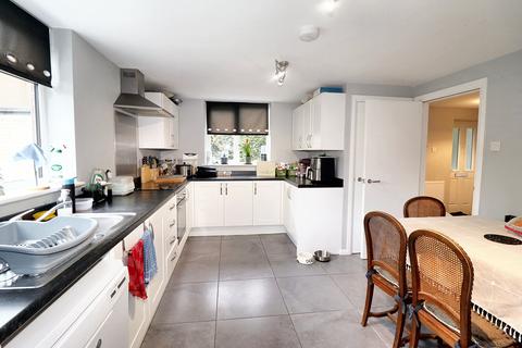 4 bedroom end of terrace house for sale, Brighton Road, Addlestone KT15