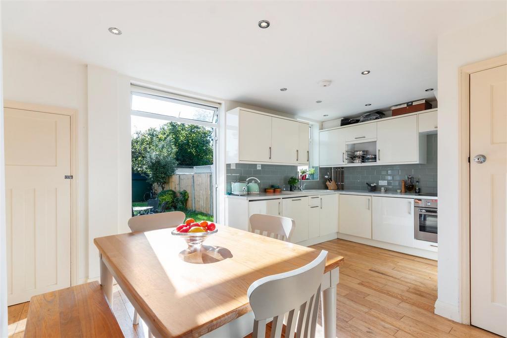 Kitchen/ Dining Room