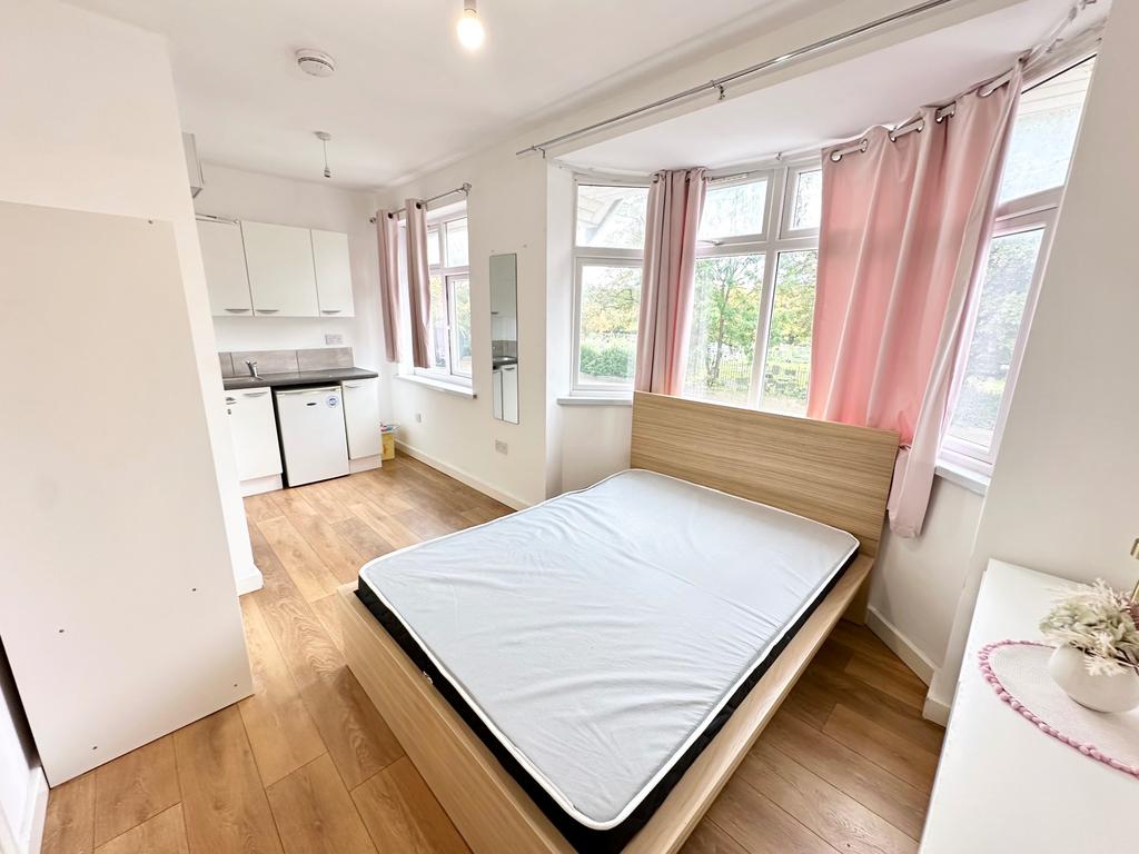 London N17 Studio to rent £950 pcm (£219 pw)